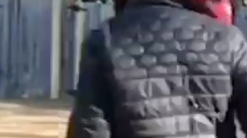 Este niño disfruta mostrando su gran talento con el balón.