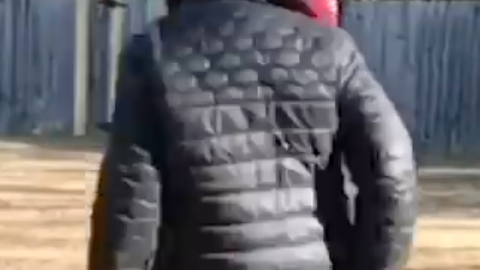 Este niño disfruta mostrando su gran talento con el balón.