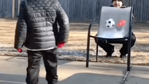 Este niño disfruta mostrando su gran talento con el balón.