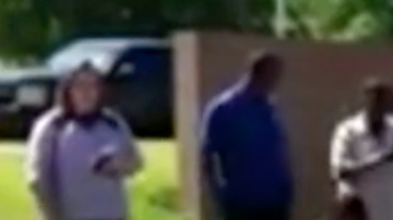 Las autoridades reducen a un cocodrilo.