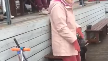 A esta abuela tan bailarina no le importa que la miren o que la estén grabando.