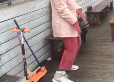 A esta abuela tan bailarina no le importa que la miren o que la estén grabando.