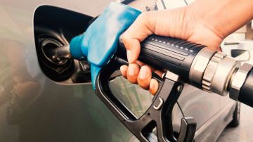 Las empresas automotrices han realizado ajustes a sus autos para que la gente gaste menos en combustible.