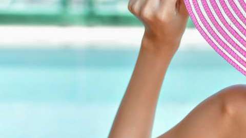 Aplicarse protector solar y usar un sombrero de ala ancha ayudarán a protegerte.