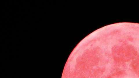 La "Luna rosa" puede mover por completo tu situación sentimental.