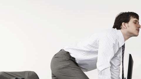 No darse demostraciones de cariño en la oficina es una buena táctica.