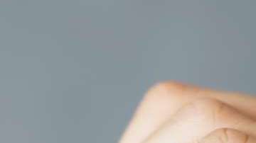 Comerse la piel de alrededor de las uñas tiene riesgos mortales.