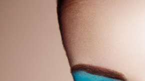 Las sombras resaltan los ojos.