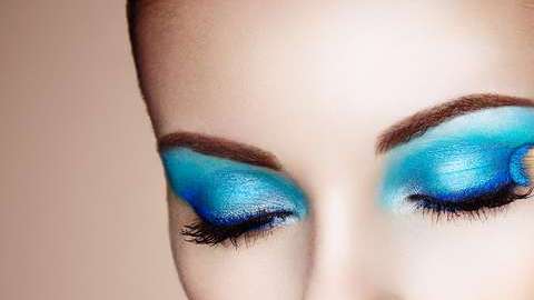 Las sombras resaltan los ojos.