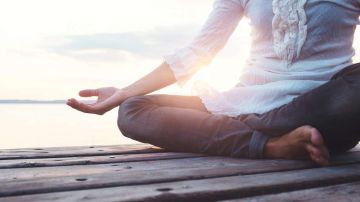 La meditación de atención plena ayuda a relajarse.