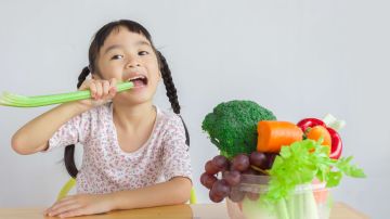 Hay que enseñar a los niños a comer verduras, ensaladas y frutas desde muy temprana edad.