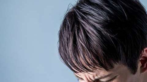 Uno de los síntomas es fuerte dolor abdominal.