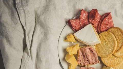 Cenar liviano y temprano, claves para un buen descanso.