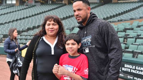 José Abreu ha forjado una larga amistad con estudiantes de la escuela Easterseals para niños con necesidades especiales. (Javier Quiroz / La Raza)