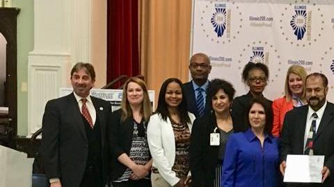 La vicegobernadora de Illinois, Evelyn Sanguinetti, y miembros de la comunidad de la Escuela Peck, de alta población hispana, en el anuncio de que ese centro educativo fue aceptada en el selecto Plan Bicentenario STEM Fusion.