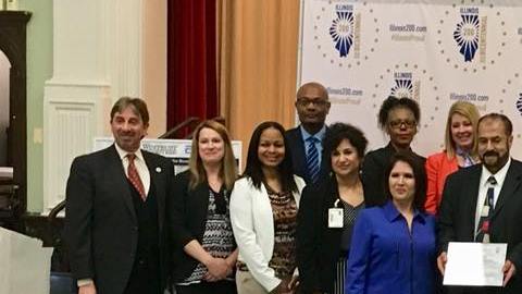 La vicegobernadora de Illinois, Evelyn Sanguinetti, y miembros de la comunidad de la Escuela Peck, de alta población hispana, en el anuncio de que ese centro educativo fue aceptada en el selecto Plan Bicentenario STEM Fusion.