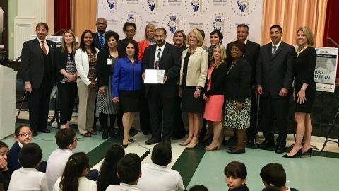 La vicegobernadora de Illinois, Evelyn Sanguinetti, y miembros de la comunidad de la Escuela Peck, de alta población hispana, en el anuncio de que ese centro educativo fue aceptada en el selecto Plan Bicentenario STEM Fusion.