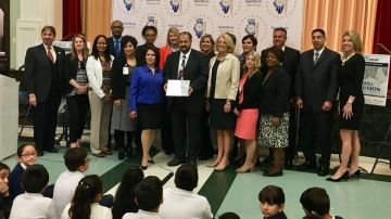 La vicegobernadora de Illinois, Evelyn Sanguinetti, y miembros de la comunidad de la Escuela Peck, de alta población hispana, en el anuncio de que ese centro educativo fue aceptada en el selecto Plan Bicentenario STEM Fusion.