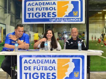 Juan Carlos Herrera, director de la Academia Tigres Illinois; Lucy Montano, directora en Chicago; y Marcelino Gutiérrez, entrenador del equipo Tigres de la Liga MX durante la inauguración de la sucursal en Chicago. (Javier Quiroz / La Raza)