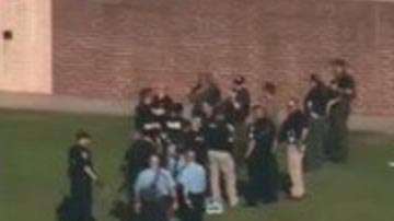 Los equipos de la policía están registrando la escuela en búsqueda de explosivos.