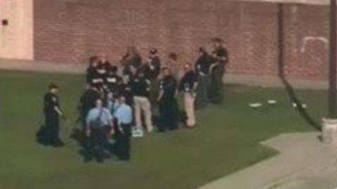 Los equipos de la policía están registrando la escuela en búsqueda de explosivos.