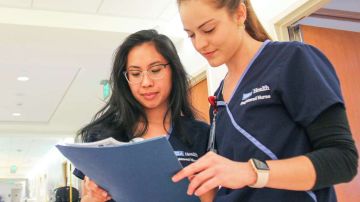 La enfermera viajera Lauren Bond (derecha) trabaja en el área de pediatría del UCLA Medical Center, en Santa Monica.