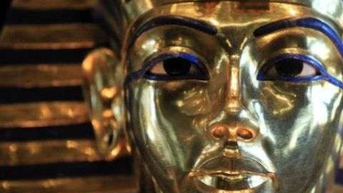 La máscara de Tutankamón tiene 3,000 años de antigüedad.