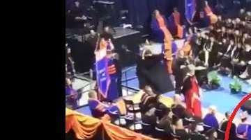 Sólo los estudiantes de raza negra fueron apurados a dejar el escenario.