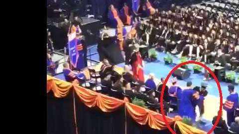 Sólo los estudiantes de raza negra fueron apurados a dejar el escenario.