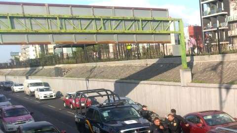 Los delincuentes arrojaron el cadáver una vía rápida.