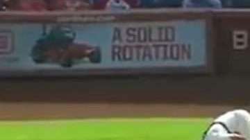 Yadier Molina recibió un bolazo en los genitales.