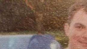 El oficial de policía que ayudó a parir a la madre de este chico, acude su graduación.