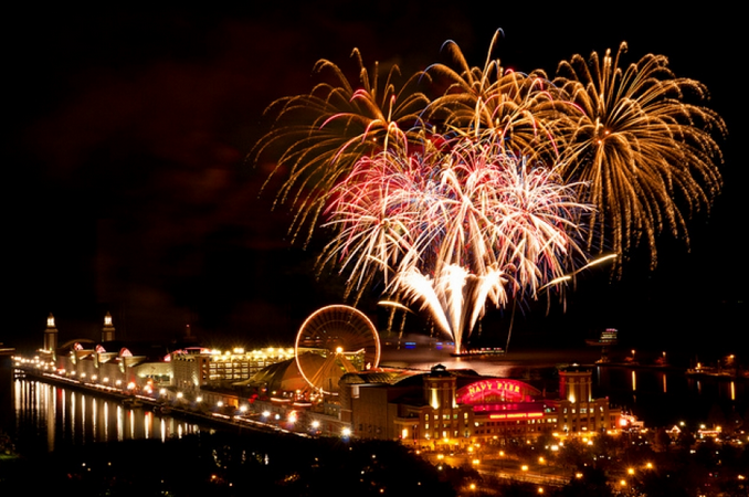 Lso fuegos artificiales para celebrar el 4 de julio en Navy Pier.