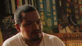 Uno de los mediadores de la tregua con las pandillas, Raúl Mijango, habla con pandilleros de la Mara Salvatrucha en el penal de Ciudad Barrios