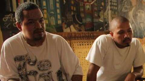 Uno de los mediadores de la tregua con las pandillas, Raúl Mijango, habla con pandilleros de la Mara Salvatrucha en el penal de Ciudad Barrios