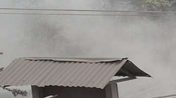 Los rescatistas están buscando víctimas cerca del Volcán de Fuego.