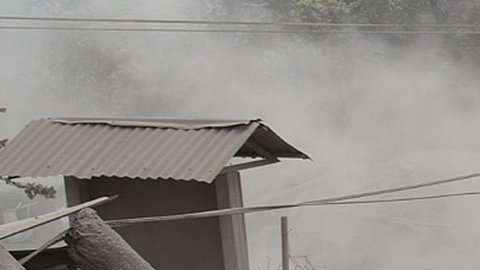 Los rescatistas están buscando víctimas cerca del Volcán de Fuego.