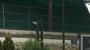 Ayman Latrous también salvó a un niño, pero tres años después de su acto heroico sigue sin tener permiso de residencia.