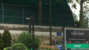 Ayman Latrous también salvó a un niño, pero tres años después de su acto heroico sigue sin tener permiso de residencia.