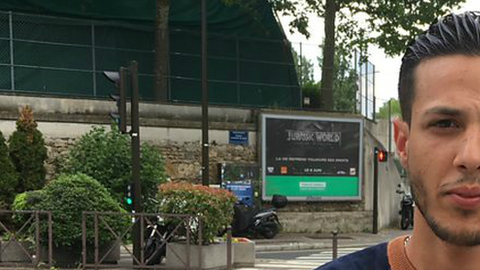 Ayman Latrous también salvó a un niño, pero tres años después de su acto heroico sigue sin tener permiso de residencia.