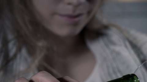 ¿Te has preguntado alguna vez si estás usando el alcohol como una estrategia para enfrentar los problemas en tu vida?