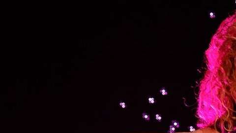 Shakira regresó a los escenarios tras posponer su gira.