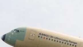 El avión A350-900 ULR de Singapore Airlines en pleno despegue.
