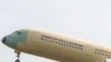 El avión A350-900 ULR de Singapore Airlines en pleno despegue.