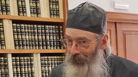 El fraile Justin ayuda a compartir en internet los  manuscritos.