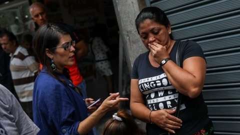 Familiares de las víctimas esperaban noticias a las afueras de la sede de la Policía Científica en Caracas.