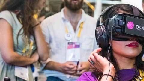 La realidad virtual mejorada ayuda a estimular experiencias sexuales para quienes tienen relaciones a distancia.