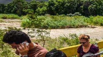 Miles de venezolanos cruzan diariamente la frontera hacia Colombia.
