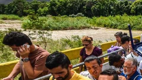 Miles de venezolanos cruzan diariamente la frontera hacia Colombia.