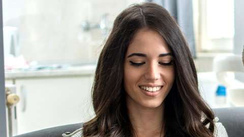 Puedes ocultar que vean el contenido de tu mensaje y también la persona que te lo envía ocultando las notificaciones.